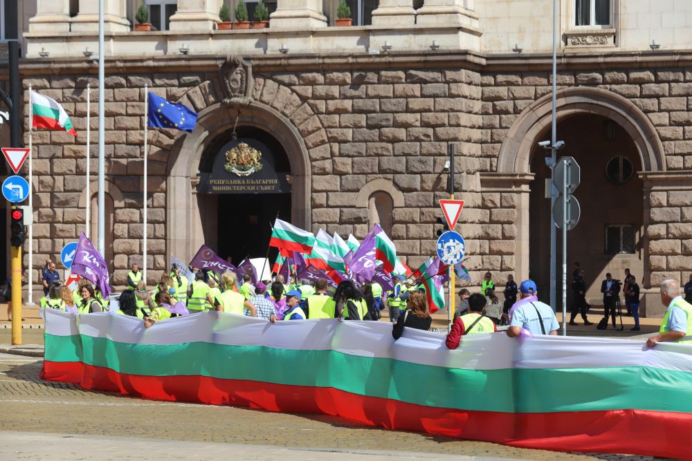 Протест на пътните строители пред МРРБ