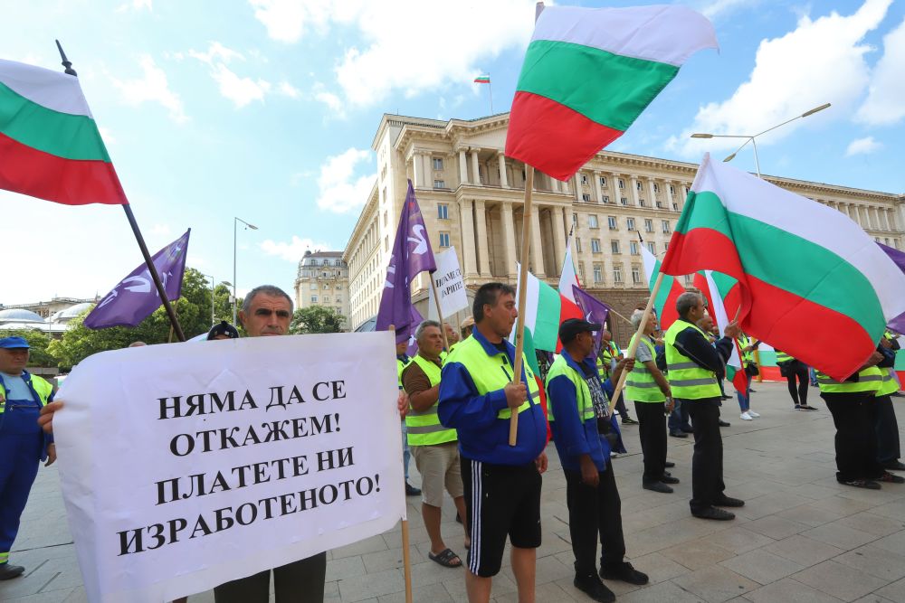 Протест на пътните строители пред МРРБ