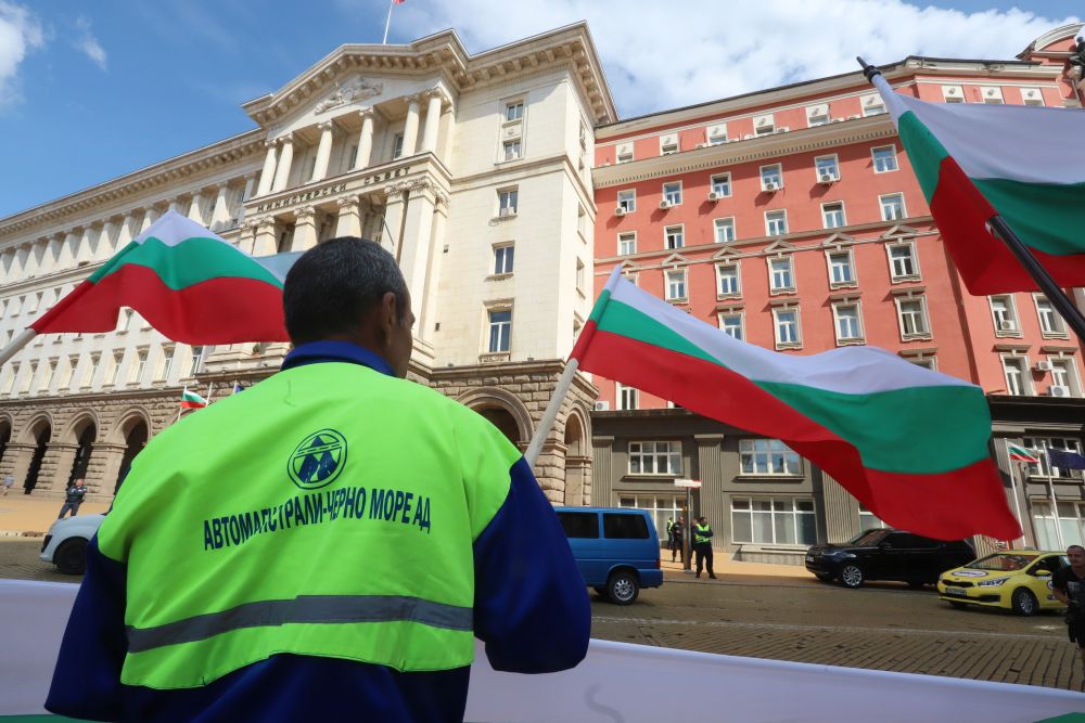 Протест на пътните строители пред МРРБ