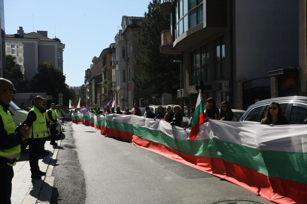 Протестиращи с плакати Искаме вода!, Къпането забранено, Къде е държавата?