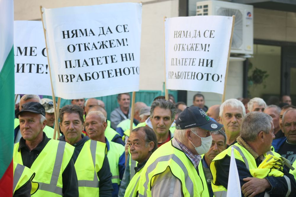 Протест на пътните строители пред МРРБ