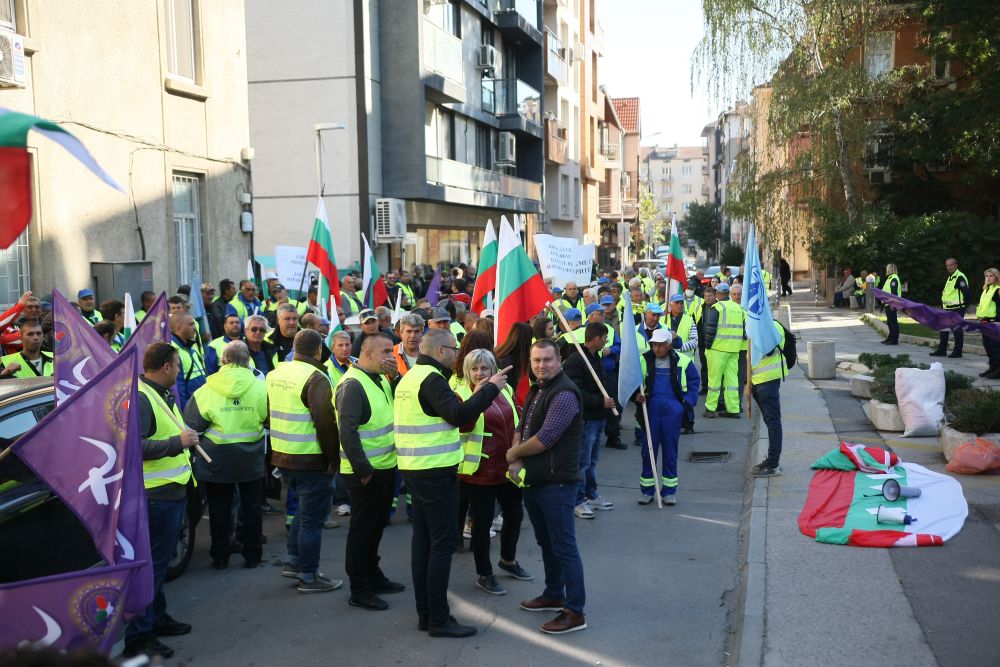 Протест на пътните строители пред МРРБ