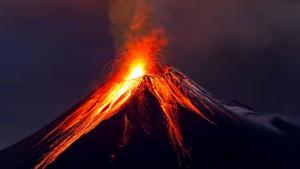 Най високият вулкан на най гъсто населения остров в Индонезия днес избълва