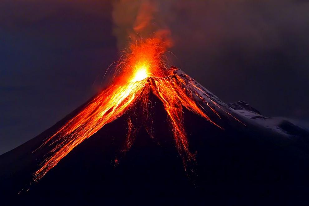 Най-високият вулкан на най-гъсто населения остров в Индонезия днес избълва