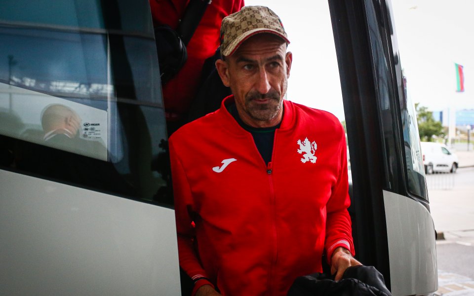 Вицепрезидентът на БФС Йордан Лечков говори пред журналистите на аерогара