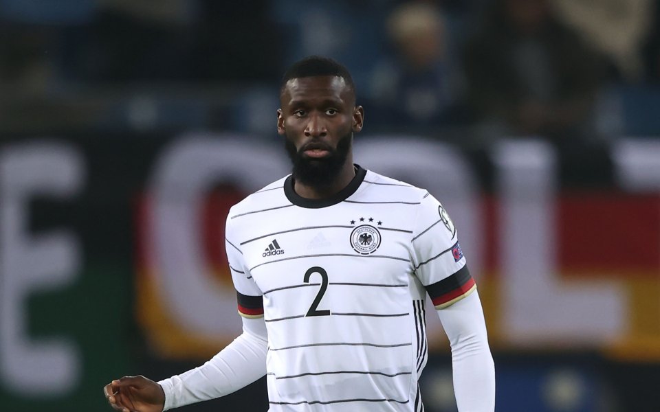 Защитникът на Челси Антонио Рюдиер е трансферна цел №1 на