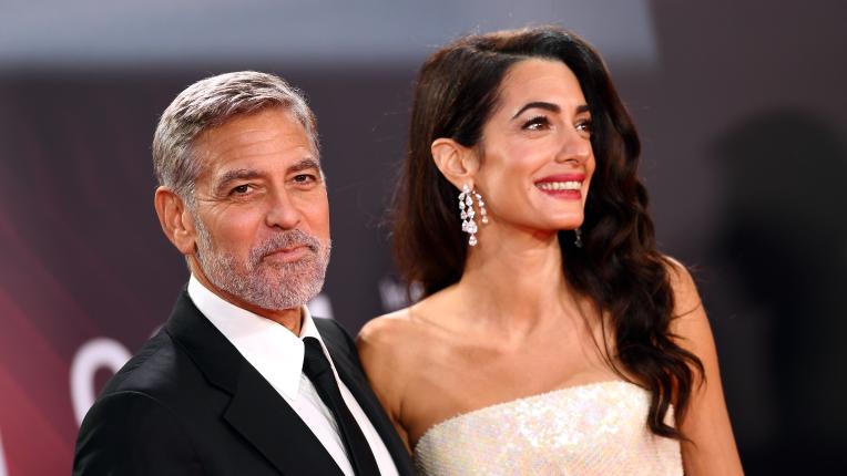 Амал и Джордж Клуни стилни във Венеция