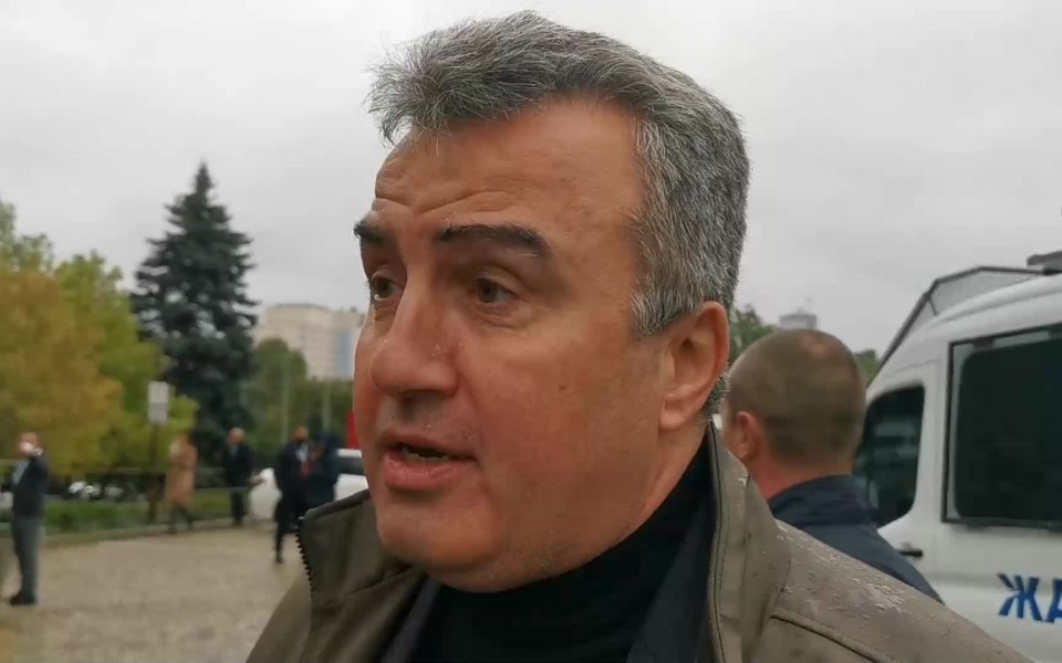 Кандидат-президентът на БФС Ивайло Дражев говори пред медиите преди да