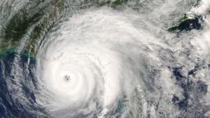 Периферията на тайфуна Мербок връхлетя крайбрежните градове на Аляска докато