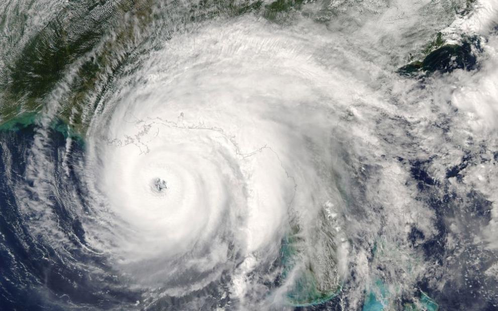 Периферията на тайфуна Мербок връхлетя крайбрежните градове на Аляска, докато