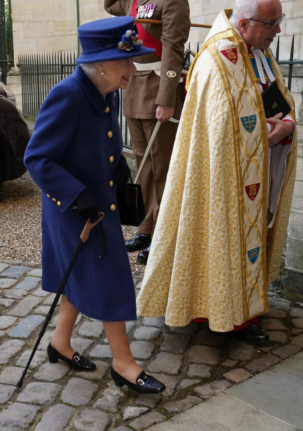 кралица Елизабет с бастун
