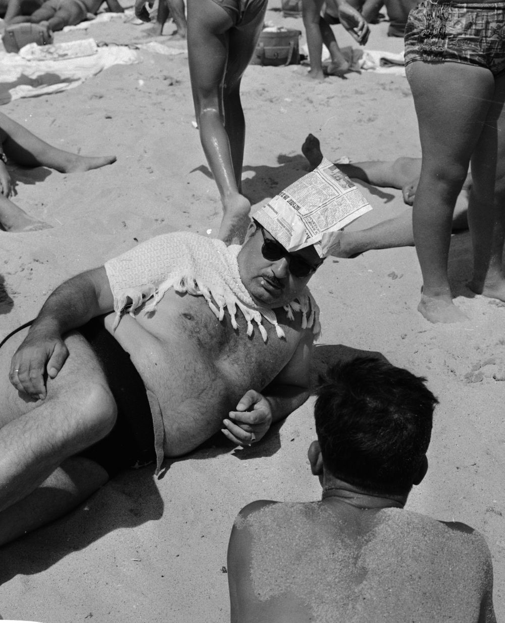 Мъж плажува на варненския плаж