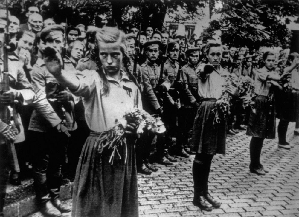 Млади фашистки маршируват на погребението на цар Борис III