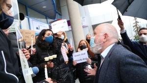 Протестиращи посрещнаха Франс Тимерманс в София