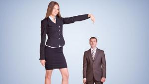 Любов без мерки: Британка с ръст 193 см и по-ниският ѝ партньор разбиват стереотипите (СНИМКА)