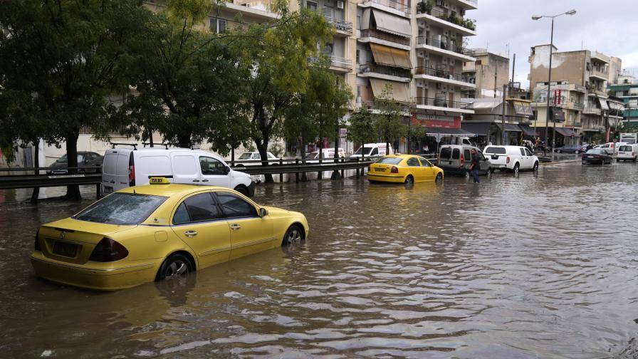 Тежки наводнения в Атина, Гърция