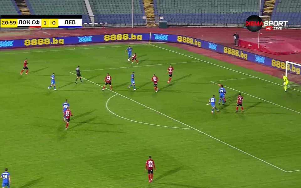В 21-ата минута на двубоя между Локомотив София и Левски
