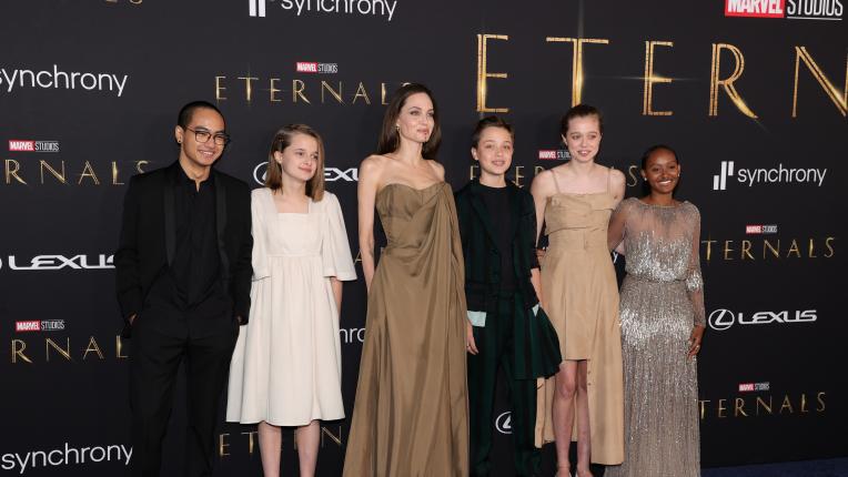 Анджелина Джоли с петте си деца на премиерата на „Вечните“