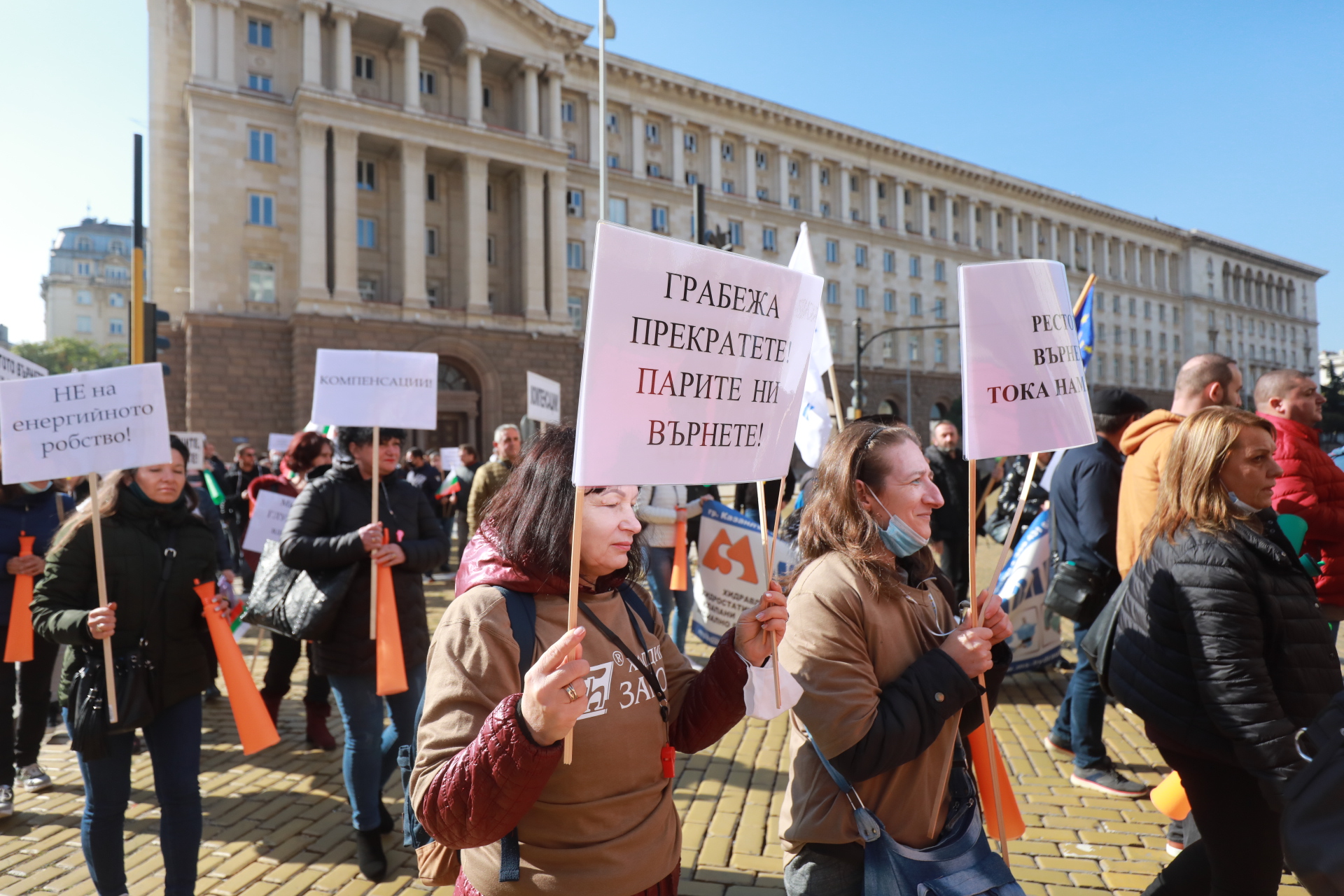 <p>Бизнесът и синдикатите излязоха на протест</p>