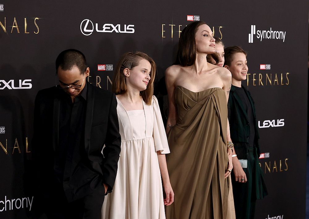 Анджелина Джоли с петте си деца на премиерата на „Вечните“.