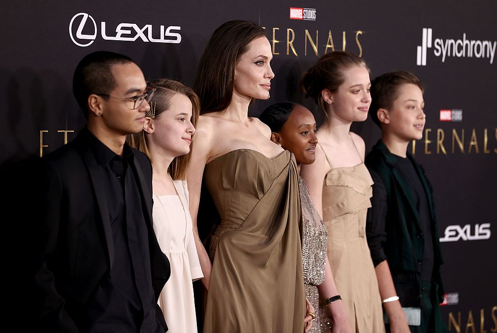 Анджелина Джоли с петте си деца на премиерата на „Вечните“.