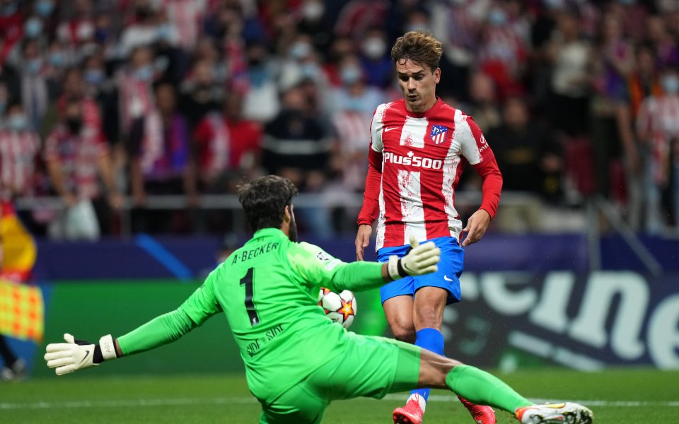 Отборите на Атлетико Мадрид и Ливърпул играят при резултат 2:2