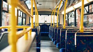 Пътник и водач на автобус върнаха на собственичка забравена чанта