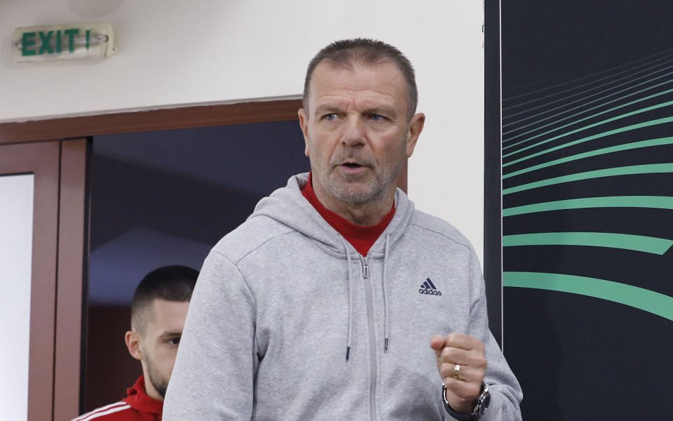 Старши треньорът на ЦСКА Стойчо Младенов призова феновете на „червените”