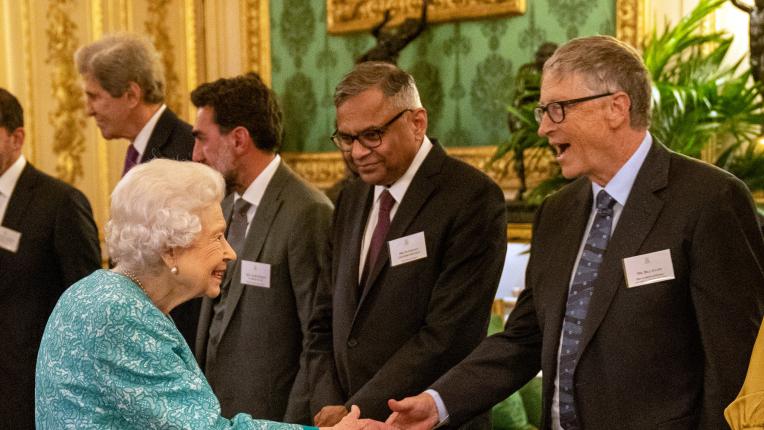  Елизабет Втора одобри Бил Гейтс и още бизнес водачи в Бъкингамския замък 