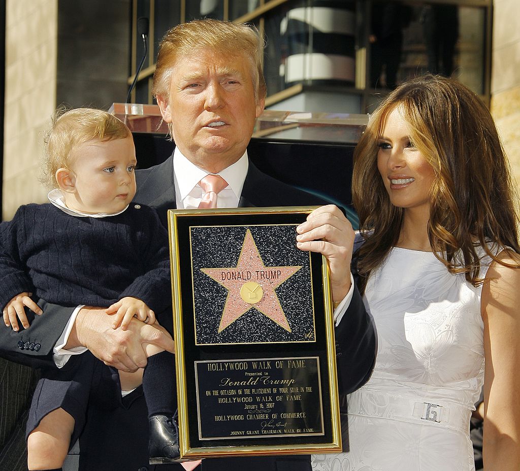 <p>Доналд Тръмп получи своята звезда на Холивудската алея на славата през 2007 г. заради работата си в риалити предаването &quot;Стажантът&quot; (The Apprentice).&nbsp;</p>