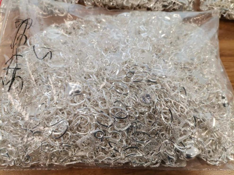 Над 7.3 кг контрабандни сребърни накити откриха митническите служители при