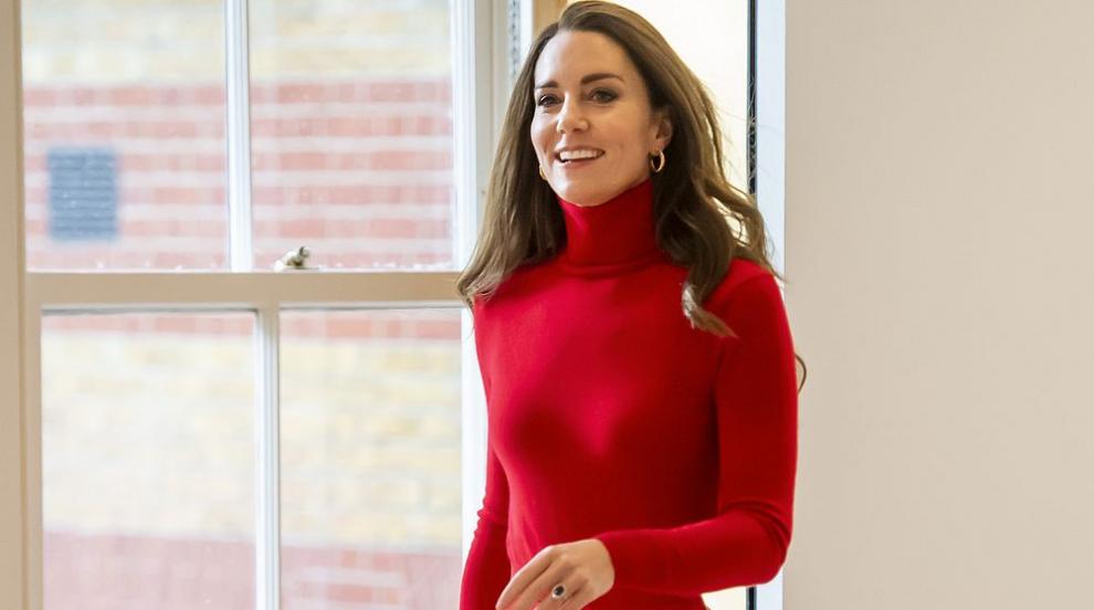 Кейт сияе в огненочервено на благотворително събитие (СНИМКИ)