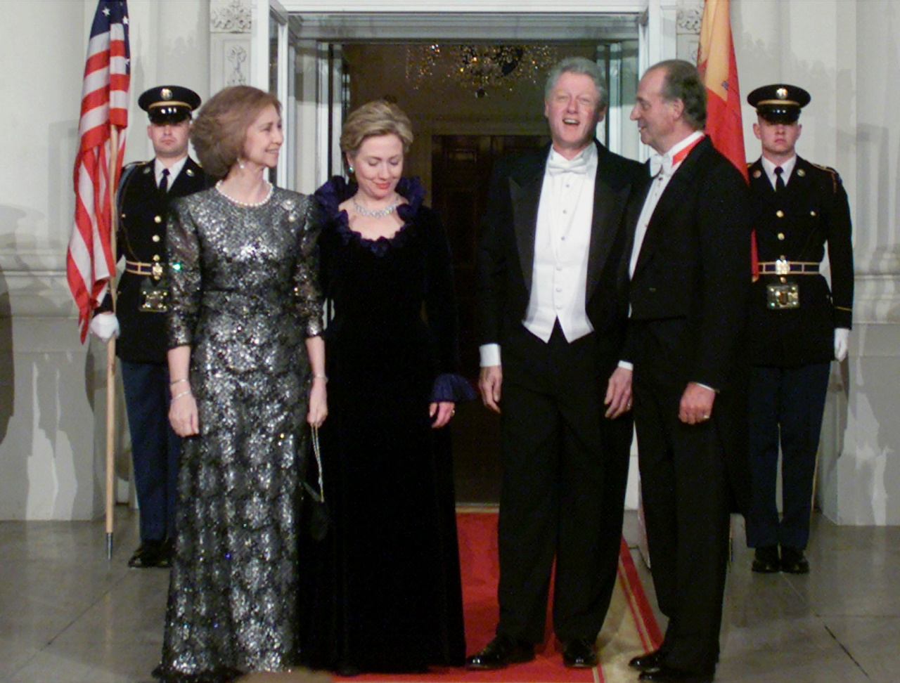 <p>Крал Хуан Карлос и кралица София на посещението им в Белиа дом през 2000 г. На снимката с Хилари и Бил Клинтън</p>