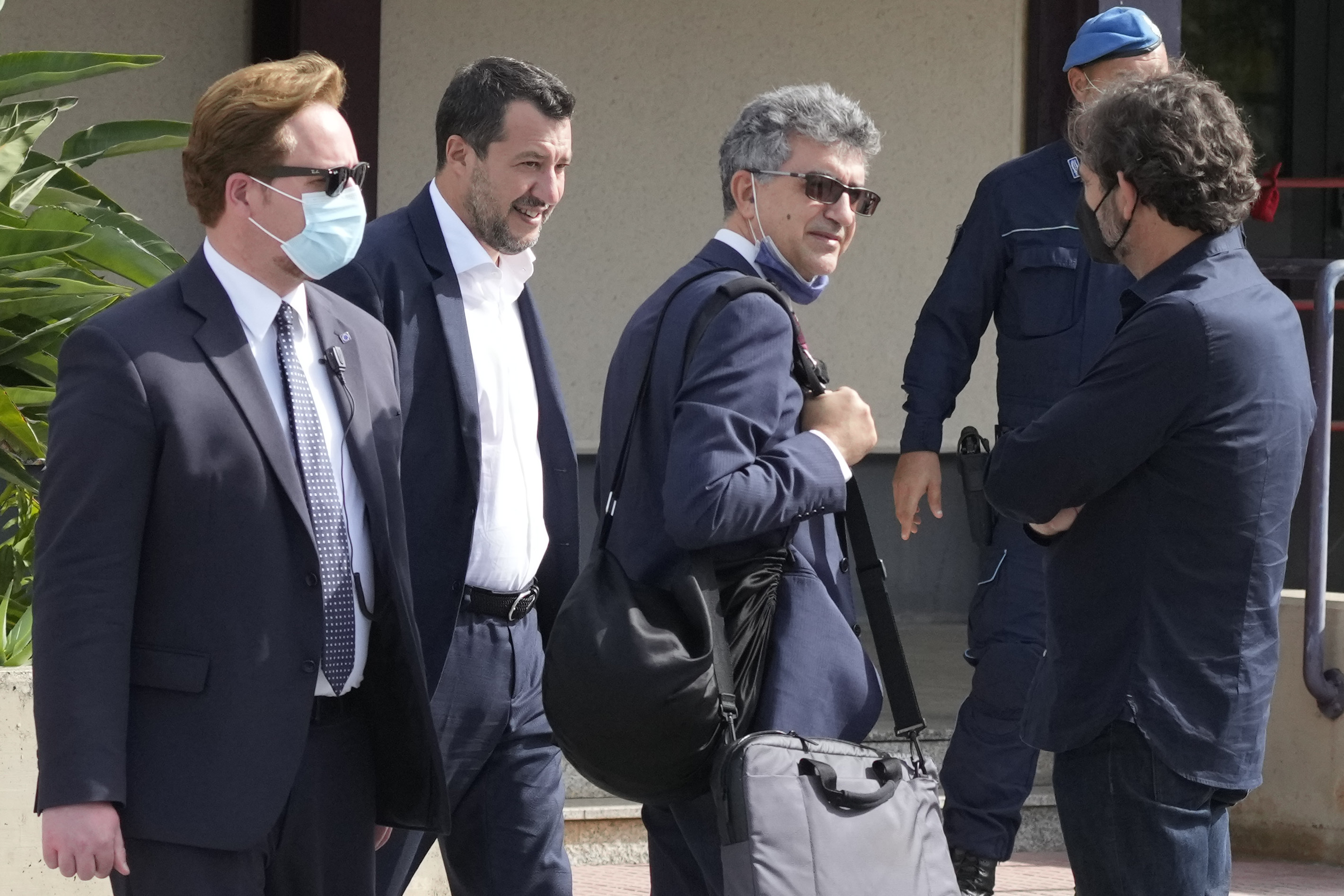 <p>Бившият италиански министър на вътрешните работи Матео Салвини бе изправен днес пред съда по обвинения в отвличане. Причината е, че през 2019 г. крайнодесният политик не позволи на испански кораб със спасени мигранти да влезе в пристанище в Сицилия и той остана дни наред в морето</p>