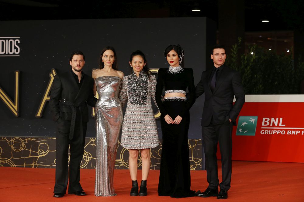 Актрисата събра очите на всички с прилепнала сребриста рокля на Versace по време на Филмовия фестивал в Рим