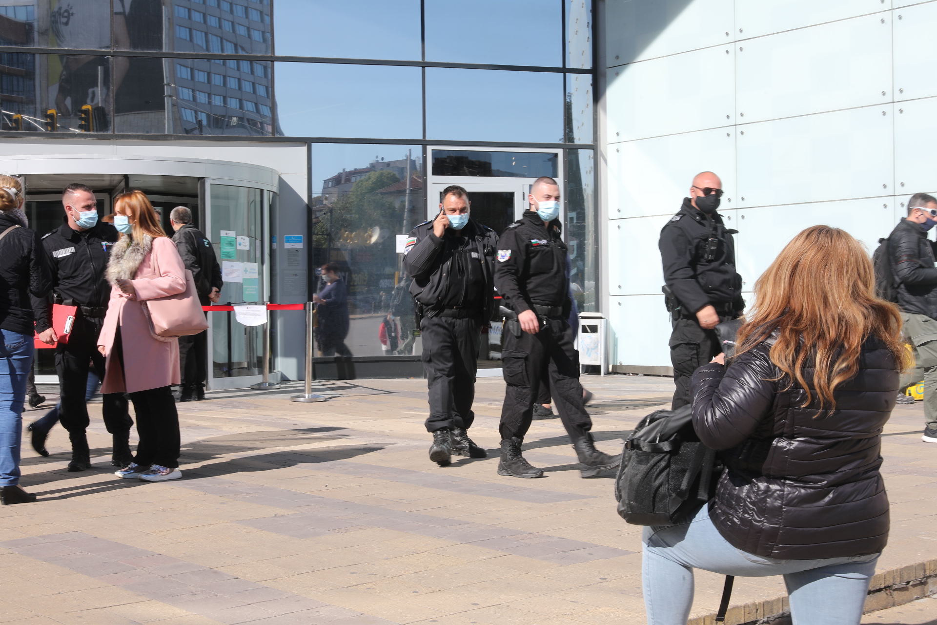 От днес реално затягат противоепидемичните мерки и започват проверки за зелени сертификати, които се издават след тест, ваксинация или преболедуване на COVID-19. На столичния булевард "Витоша" бяха изнесени мобилни пунктове за тестване за коронавируса. А в моловете започнаха проверки.