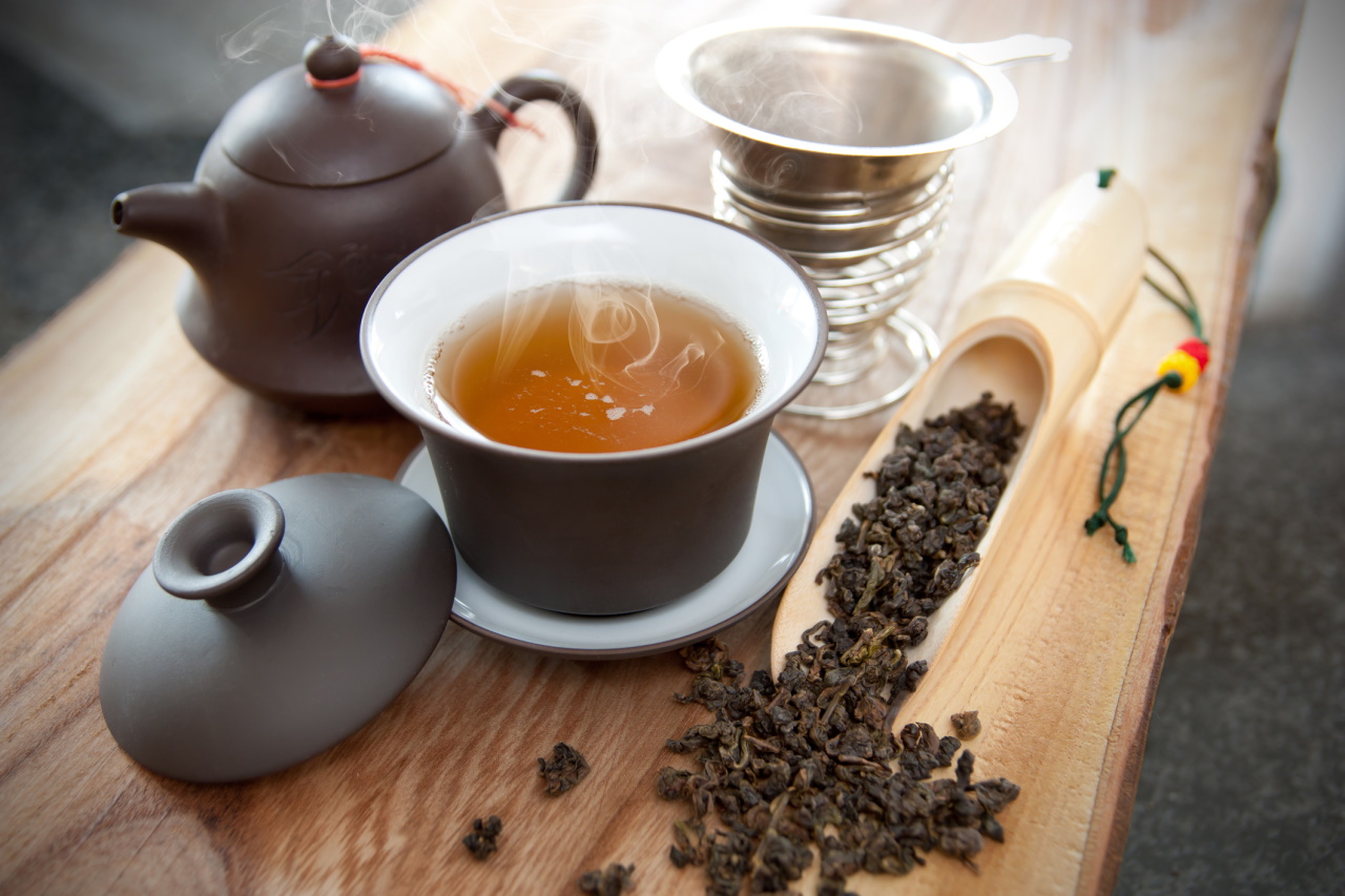 <p><strong>Улун чай</strong></p>

<p>Зеленият чай Улун (&bdquo;Черен дракон&ldquo;) е леко ферментирал (до 20%) чай, който се използва в китайската чаена церемония. Той има много от същите ползи като другите чайове, но е с по-мек вкус поради ферментацията. Той съдържа добре проучени антиоксиданти - флавоноиди и катехини.</p>