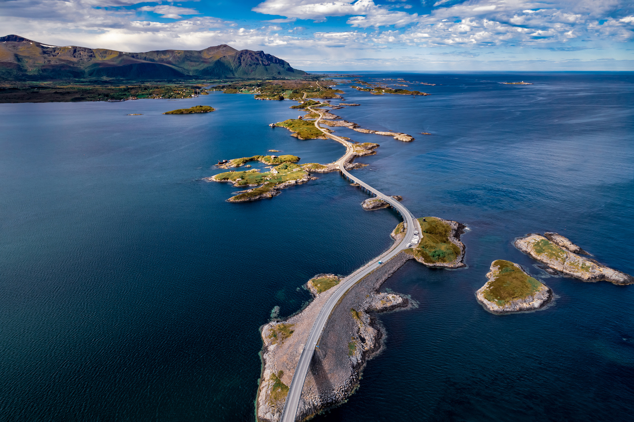 <p>В Норвегия има шосе през Атлантическия океан. Проектът на стойност 12 милиона евро е наричан норвежкото инженерно постижение на века и най-живописният преход с автомобил в света</p>