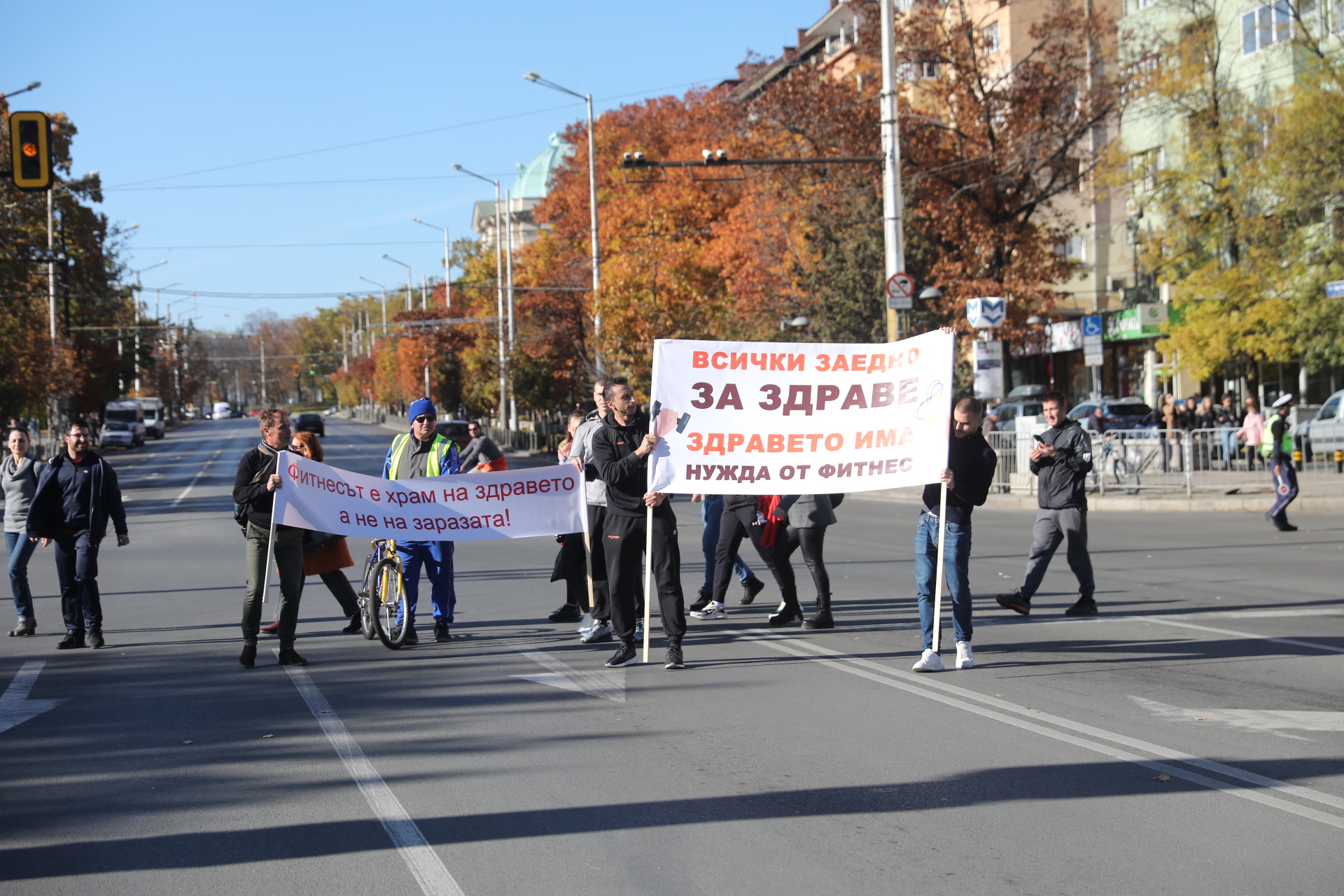 <p>Протест в София на представители на бизнеса, пострадал от новите ограничителни мерки.&nbsp;По-рано днес протестиращите блокираха за кратко пл. &quot;Орлов мост&quot;.</p>