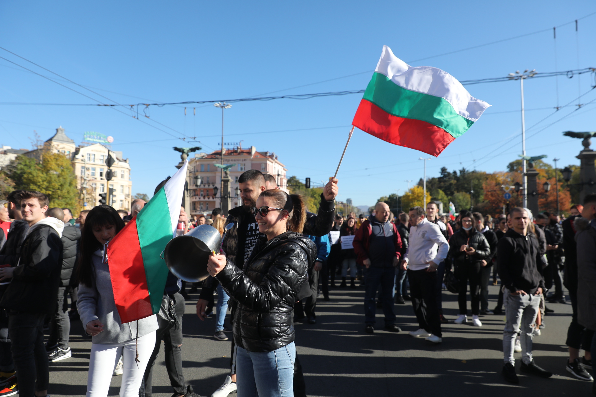 <p>Протест в София на представители на бизнеса, пострадал от новите ограничителни мерки.&nbsp;По-рано днес протестиращите блокираха за кратко пл. &quot;Орлов мост&quot;.</p>