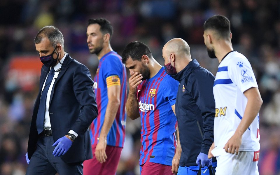 Нападателят на Барселона Серхио Агуеро продължава да бъде в болница,