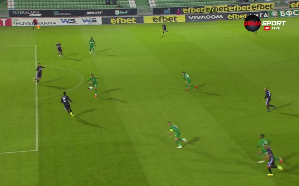 В 33-ата минута вратарят на Берое Генадий Ганев сбърка при