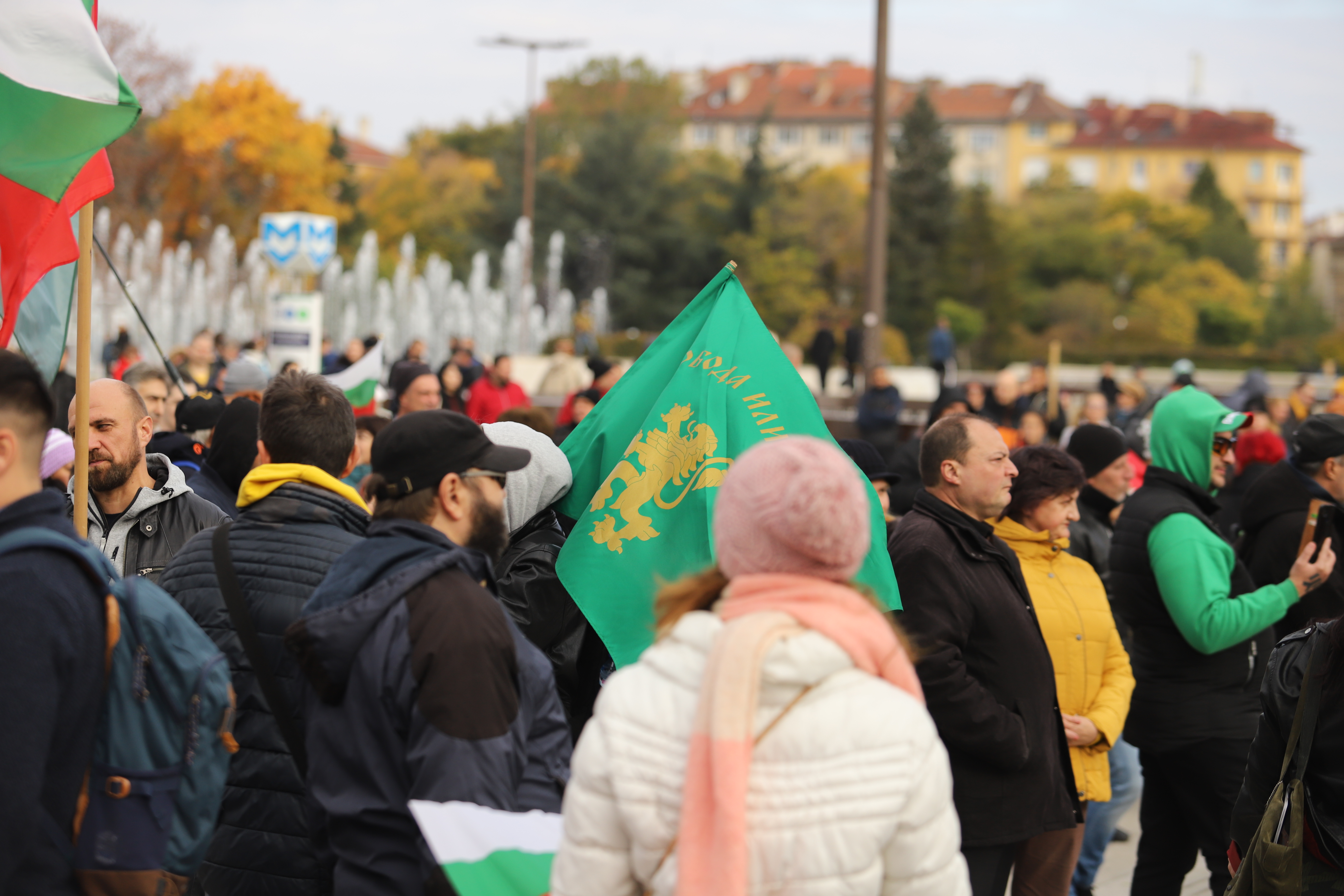 <p>Учители и родители протестират пред сградата на Министерството на здравеопазването срещу зелените сертификати, задължителната ваксинация и тестването на деца за COVID-19. Гражданите първоначално се събраха пред НДК и шествието им мина по пешеходната част на бул. &quot;Витоша&quot; до сградата на министерството</p>