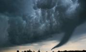 Смъртоносни бури и торнада преминават през САЩ (ВИДЕО)
