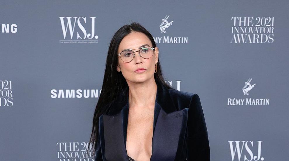 Деми Мур - секси и елегантна в костюм от черно кадифе (СНИМКИ)