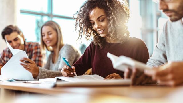 Обучаващи се журналисти отразяват местните новини в окръг на Вирджиния (ВИДЕО)