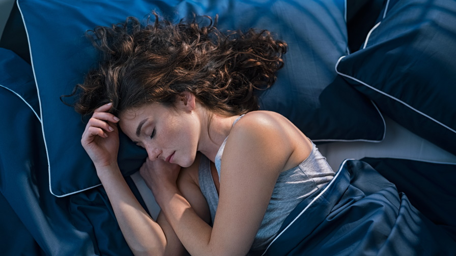 <p><strong>3. Не се наспивате</strong><br />
Недоспиването е една от най-очевидните причини да се чувствате уморени. Тялото ви извършва жизненоважни дейности, докато спите. Заради това и след като сте спали добре, вие обикновено се събуждате, чувствайки се освежени, бодри и заредени с енергия. Сънят ви трябва да бъде спокоен и непрекъснат, за да позволи на мозъка ви да премине през всичките пет етапа на всеки цикъл на съня и така да ви осигури чувство за отпочиналост. Освен това от изключително значение е и поддържането на редовен режим на съня. За да подобрите количеството и качеството на съня си, лягайте приблизително по едно и също време всяка вечер, отпуснете се преди сън и бъдете активни през деня.</p>