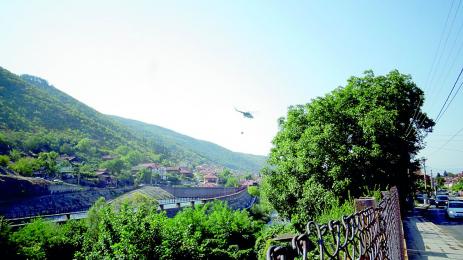 Хеликоптер и 100 човека гасят пожара в Рила