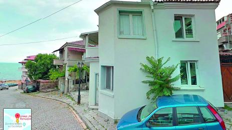 Свещ от иконостас изгори жената сензор