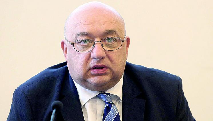 Красен Кралев Шансът за Евро 2028 или Евро 2032 е - На 59 г. Красен Кралев отново стана баща